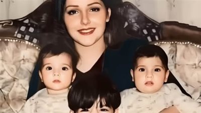 ام تنشر صورتها مع اولادها بعدما اصبحوا شباب  جمالهم مش طبيعي